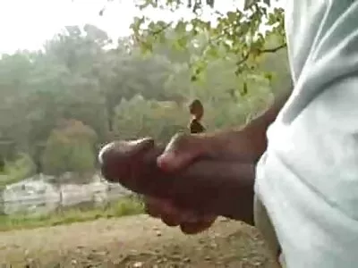 ಬಿಳಿ ಗೃಹಿಣಿಯ ತಲೆಯಲ್ಲಿ ಕಪ್ಪು ಸ್ಟಡ್ ಇದೆ