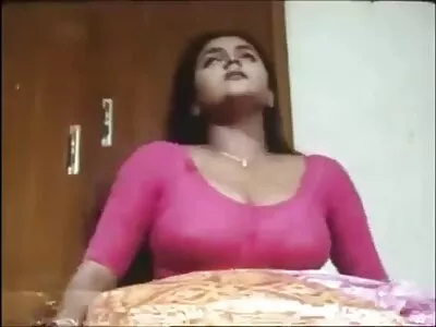 ದೊಡ್ಡ ಬುಬಿಗಳೊಂದಿಗೆ MILF ಅವಳ ಮುರಿದ ಕತ್ತೆಯಲ್ಲಿ ಮೃದುವಾಗಿ ಬಡಿದಿದೆ